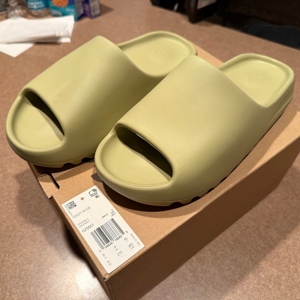 Yeezy Slides Resin GZ5551 Men’s Size 9 (Authenticity Guaranteed eBay)